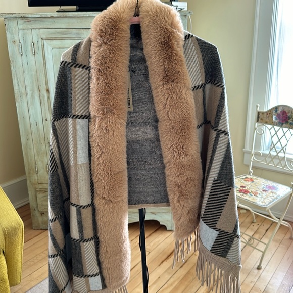 Shawl - Picture 1 of 4